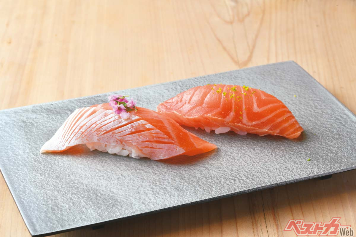 『都寿司』サーモンにぎり　1貫550円　左／昆布締め・右／ヅケ　どこか色気を感じさせる端正なにぎり。余計なものが引き算され、旨みが上品に立った美味しさ