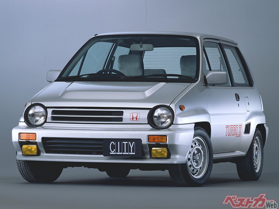 ホンダ シティ ターボII(1983~1986年)。エンジン回転数が一定以下の時にアクセルを全開にすると、10秒間だけ過給圧がアップして急加速する、「スクランブルブースト」という機能が装備されていました。男の子の夢とロマンが詰まった、いい意味で玩具のようなマシンです