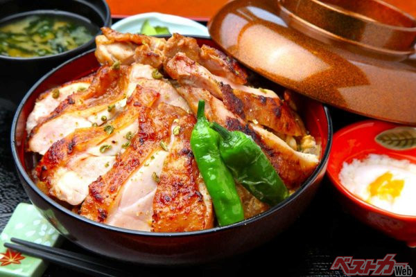 横浜「かねじょう味噌」が効いている！ 「山椒香る大黒みそ焼き鶏丼」