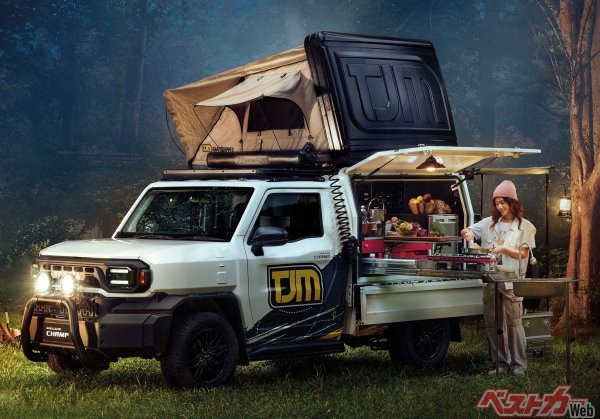 TJM製のキャノピーとルーフテントが装着された車中泊仕様のハイラックスチャンプ