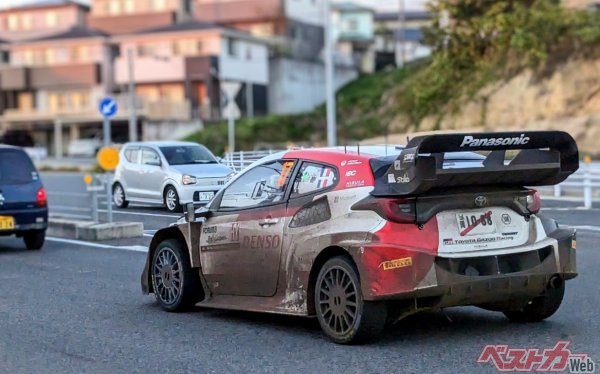 街中にラリーカーがある風景、軽自動車との対比が面白いです