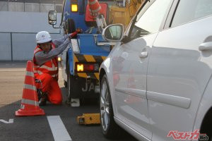 JAFはレッカー車に人も乗せてくれるけど……自動車保険はダメってマジ!?　知らないと大変!!　ロードサービスで陥るまさかの違いとは