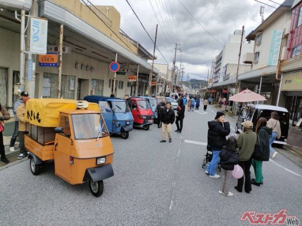 滋賀県彦根市にある中央商店街に集結したマイクロカーたち。その数は50台を超え、道行く人の注目を集めた。手前にあるのは「やきいもボーイ」だ