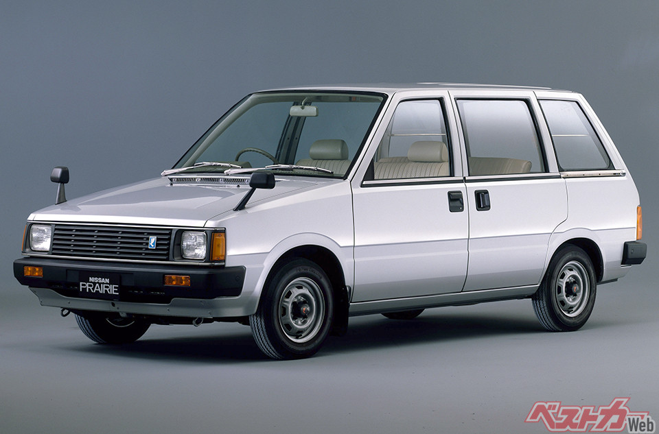日産 初代プレーリー(1982~1988年)。キャッチコピーは「びっくりBOXY SEDAN」。当時は「新しいセダン」という位置づけでした。