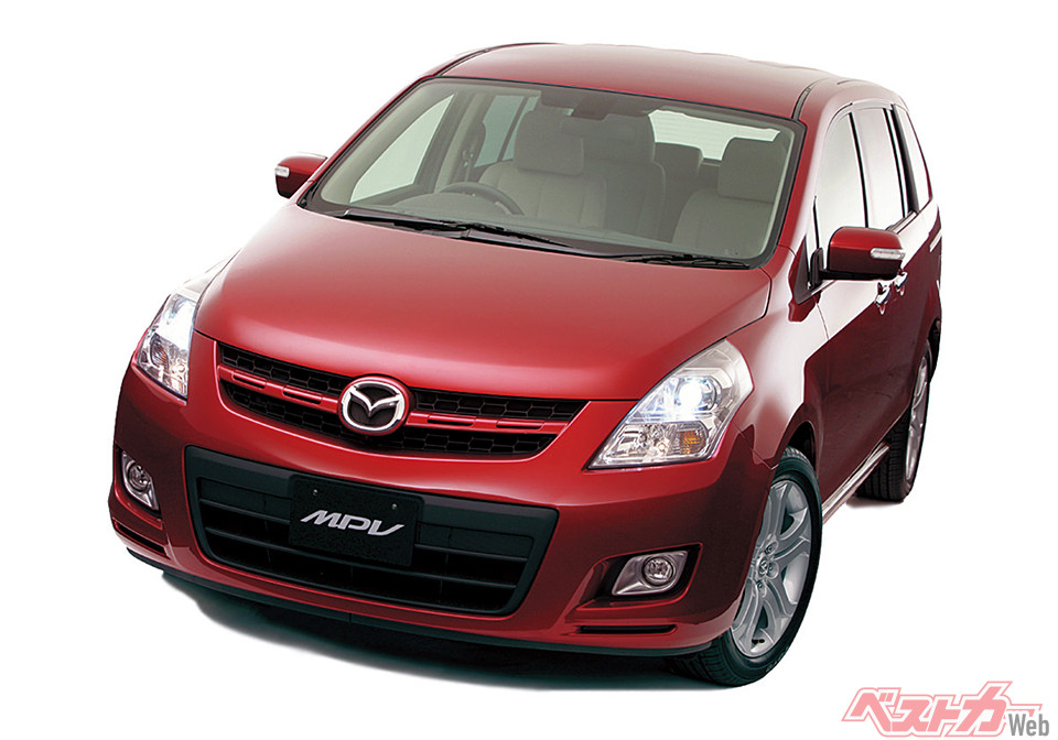 マツダ 3代目MPV(2006〜2016年)。国産ミニバンのなかではかなり広い全幅ですが、小回りが利く設計でした。良好な燃費と排ガス対策で、環境性能も優秀。刀をイメージしたシャープなデザインも魅力でした