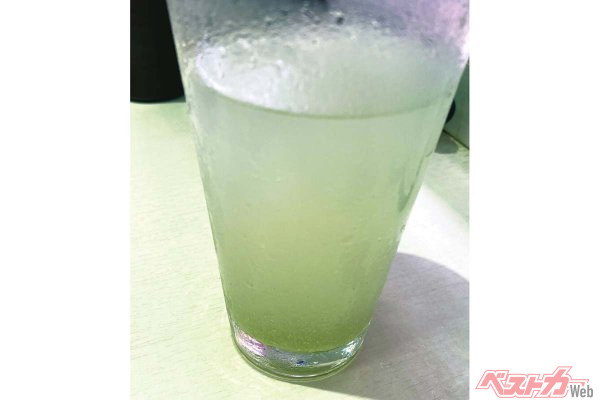 『魚べい』では、麦焼酎炭酸割り（500円）に「沢わさび」（80円）でサワーに