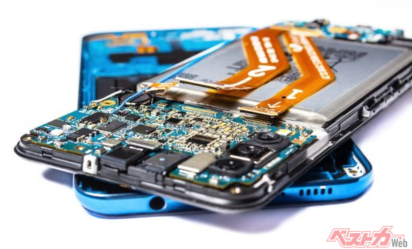 スマホやノートPCの普及によって一気に世界需要が急増したバッテリー。世界中で技術開発が続いているが、「BEV用」についてはなにしろ「使用量」が膨大なため、「廃棄≒リサイクル」の問題に関して、いまだ解決の糸口が見つかっていない