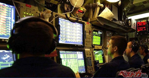 センサーが捕らえた音波情報のスペクトラム分析を行なうアメリカ海軍のロサンゼルス級攻撃型原潜の操作員（PHOTO/US NAVY)