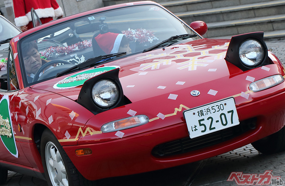 サンタクロースがクルマを運転!? クリスマス仕様のロードスター