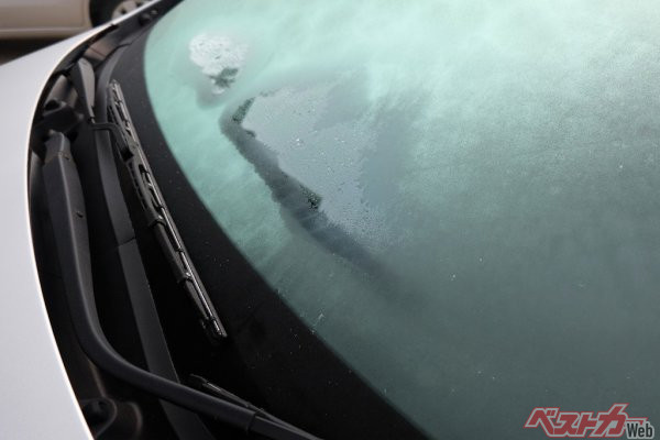 フロントガラスの凍結は、エンジン始動させて溶けるのを待つのではなく、できるかぎり事前の対策で乗り切りたいところ（PHOTO：写真AC_JohnnyNayuta）