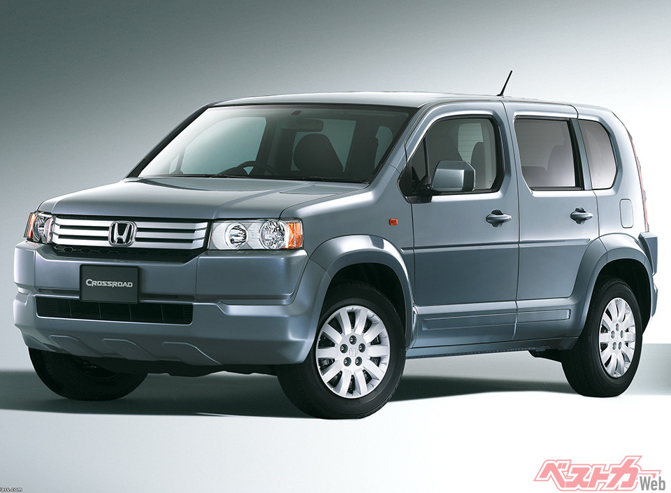 ホンダ 2代目クロスロード(2007~2010年)。シート3列目のスペースを確保するために、スペアタイヤを廃して応急修理キットを採用したのも微妙にざんねん。窓が小さめで、人によっては閉塞感を感じるかもしれません