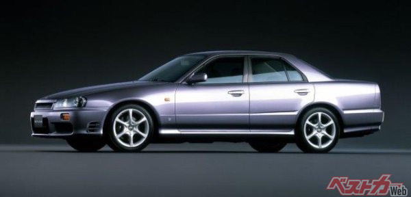 R34スカイラインは、2000年の排ガス規制をクリアすることができず、2002年に生産終了となった(総販売台数:およそ6万4000台(GT-Rは11000台))