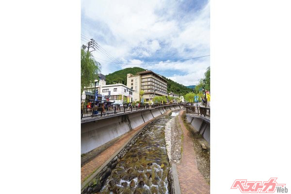 温泉街の中央を流れる阿多野川沿いに旅館や飲食店が軒を連ねる。