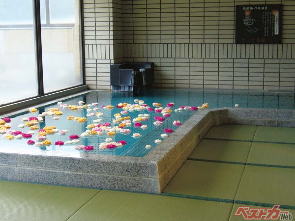 『木曽屋』畳敷きのお風呂。バラ風呂は女性限定