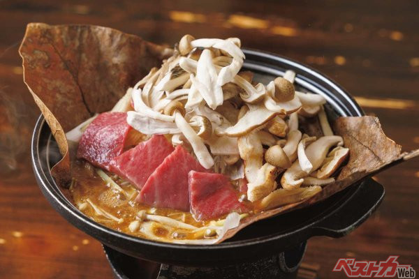 『法扇』飛騨牛朴葉味噌定食　2200円　飛騨牛の希少部位、イチボを使用。味噌は地元産の麹味噌をベースに数種類をブレンドしている。シメジや舞茸などのきのこも地元産。小鉢2品とざる蕎麦、ご飯、味噌汁、香の物が付く