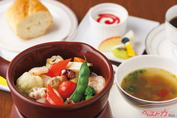 『水明館』（欧風レストランバーデンバーデン）　秋のプリフィックスランチコース　1980円（サ込）のメイン料理、シーフードの特製アヒージョ　※スープ、メイン1品、パンまたはライス、デザート、コーヒー　エビやイカ、タコなどのシーフードがたっぷりと入る