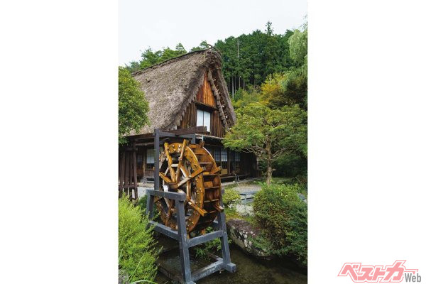 「下呂温泉　合掌村」。白川郷などから移築した合掌造りの民家で集落を再現している。村内の売店で「湯めぐり手形」を販売している