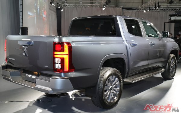 写真はベースグレードのGLS。全幅だけが狭まるだけでなく、荷台のスタイリングバーの有無などで差別化。こちらは素のモデルというイメージ