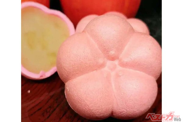 「真田REDアップル」の果汁を贅沢に練り込んだ白餡はしっとりなめらか