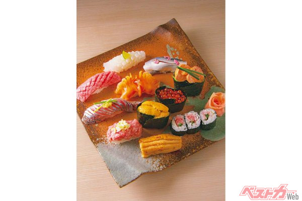 『紋寿司』おまかせ10貫と巻物　4400円　おまかせ握りのネタは1貫からも注文OKで、例えばアジは330円～というお手頃価格