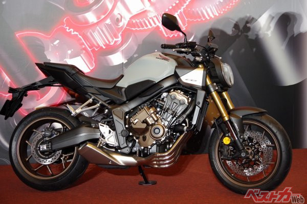 E-クラッチを搭載した新型CB650R。都内で行われた記者会見で初披露された国内版だ。車体カラーは海外版にはない日本専用となる。噂によると国内にはマニュアルクラッチ仕様が春に登場し、その数か月後にEクラッチ版が発売される模様