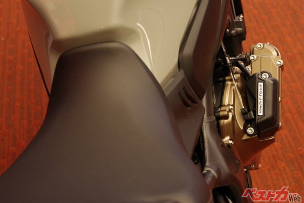 E-クラッチのシステムはコンパクトなため、エンジンの右クランクケースカバー内に収まる。マニュアル仕様と比較してもシステムの張り出しは最小限で、足元スペースへの影響はあまりなさそう。足を降ろした際に当たっても痛くないよう、上部はゴム製カバーだ