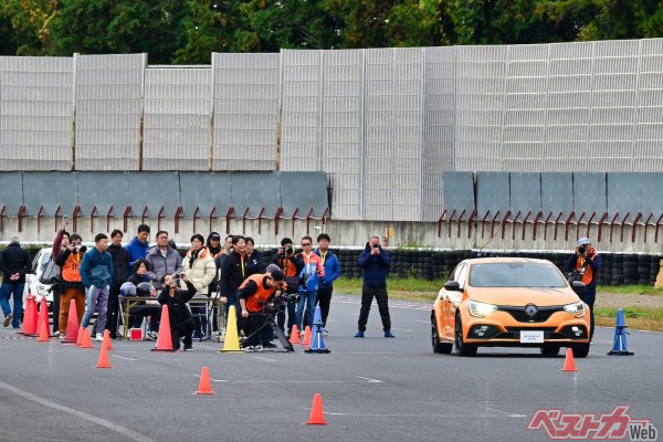 ルノースポール最後の限定車「メガーヌR.S.ウルティム」でタイムアタック。迫力のある走りを大いに楽しんだ。順位は……、まぁこんなもんでしょう<br>