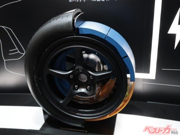 このタイヤは、ジャパンモビリティショー2023のブリヂストンブースに展示されていた。このタイヤの内部には受電コイルが内蔵されている。足回りではなく、タイヤの中にという発想に驚きを隠せない