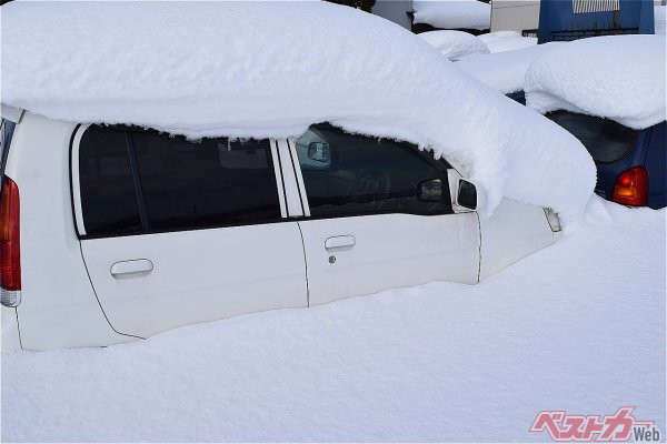 立ち往生したらドアとマフラー周辺を定期的に除雪すべし（FRANK@Adobestock）