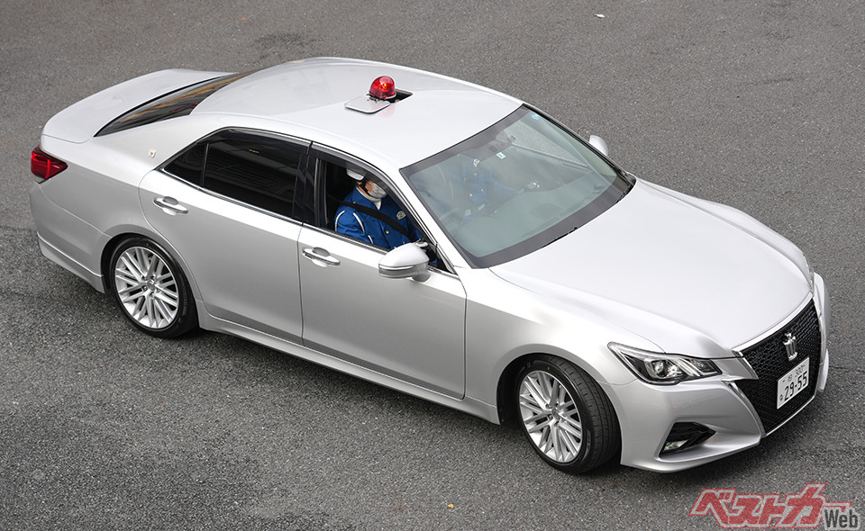 クラウン交通覆面パトカー…交通取り締まりのパトカーのなかには、白黒ではない、普通の車と同じ色をした覆面パトカーもいます。取り締まる時だけ、屋根から赤色灯を出します。