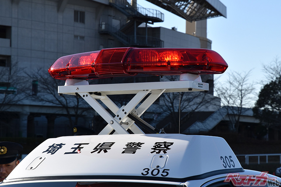 クラウン警らパトカーは赤色灯を高く上げることができます。道路に停車している時、遠くからでもよく見えるようにして、事故がおきないようにしています。
