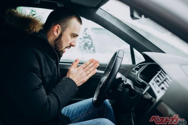 「厚着のまま運転」は危ない!! でも…さ…さむい…冷えきった車内を一番早く暖める方法は？