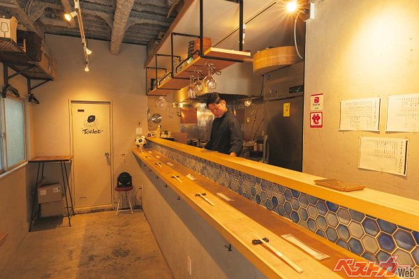 『立ち喰い鮨　ブラボー』大将の尾崎さんは17歳からバイトで寿司屋に入り、高級店やホテルの和食も経験。「ふらりと寄れる店を」と今年3月に『ブラボー』を開店