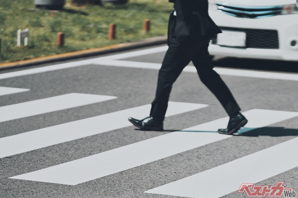 「お先にどうぞ!」はありがた迷惑!? 困った歩行者に遭遇したらどうすりゃいい? - 自動車情報誌「ベストカー」