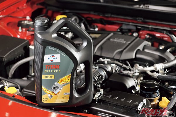 低粘度エンジンオイルの効能のひとつに燃費性能の向上がある。「TITAN GT1 FLEX 5 SAE 0W-20」は社内テストでは最大3.6％の省燃費を達成した優等生だ。5Lボトルのメーカー希望小売価格20,350円（税込）。1Lボトルのメーカー希望小売価格は、4,180円（税込）