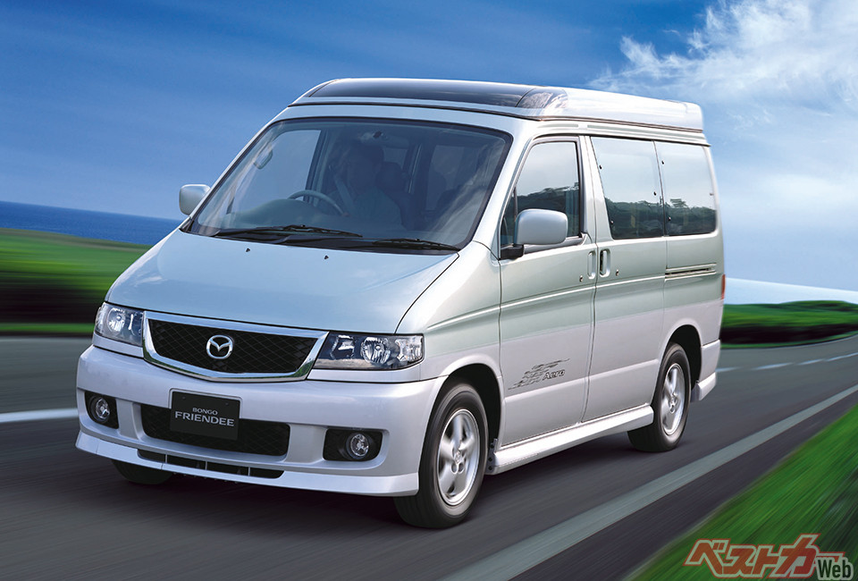 マツダ ボンゴ フレンディ(1995~2005年)。エンジン位置の都合から床面がやや高く、室内空間はイメージよりも狭い印象でした。しかし、キャンピングカー的な用途で使える点やオートフリートップのインパクトから、アウトドア派のユーザーには根強い人気のあった一台です