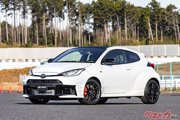 バンパーのロアサイド等に分割構造を採用することで、モータースポーツ参戦時に損傷があった場合の復元や交換作業を容易にしている。まさに「モータースポーツを起点にしたもっといいクルマづくり」の成果だ