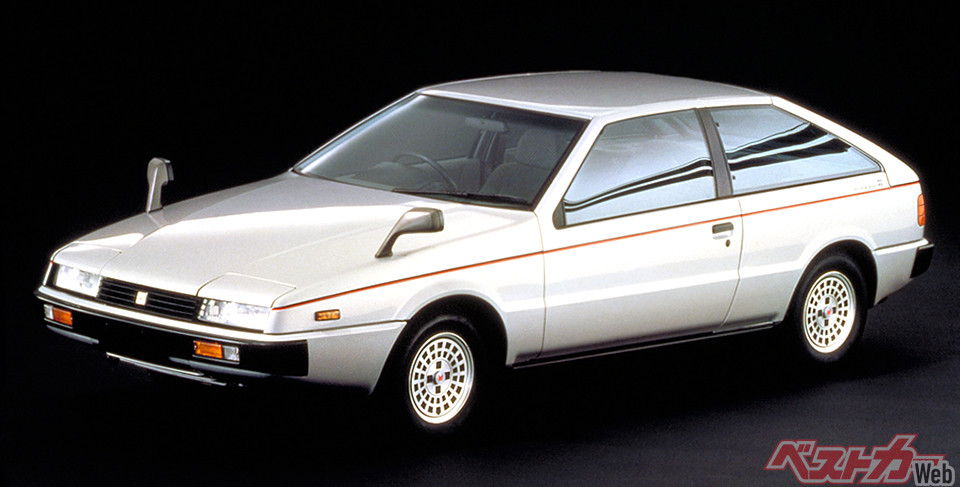 いすゞ 初代ピアッツァ(1981~1991年)。発売当初は法律上の問題で、似合わないフェンダーミラーがボンネットに装着されていました。ドアミラーが使えるようになったのは1983年、道路運送車両法の改正からです