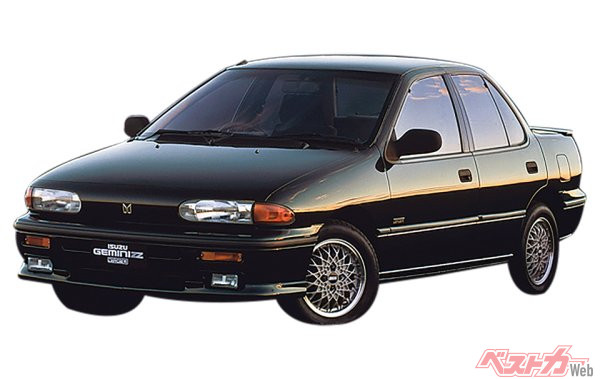 いすゞ 3代目ジェミニ（1990～1993年）。販売当時のジェミニシリーズはラリーカーとしての実績があり、３代目もそれを意識して設計されていました。実際に、1992年の全日本ラリー選手権ではクラス優勝を飾っており、国内のラリーシーンでは評価されています