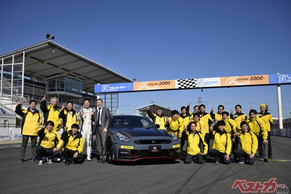 日産自動車の田村宏志氏を招いてダンロップチームのメンバーと記念撮影。ここで得た技術知見が今後のタイヤ開発に活かされていく