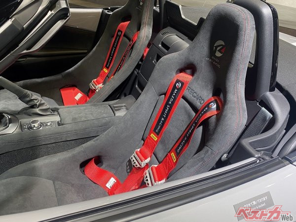 シートはロゴ入りの専用バケットシート（RECARO製）、赤いシートベルトがオシャレだ。センターコンソールやドアトリムなど、手が触れる部分には、質感の高いアルカンターラで仕立てている