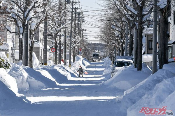 雪道はアイスバーンなど、様々なリスクが伴う為非常に危険だ（tkyszk＠Adobe Stock）