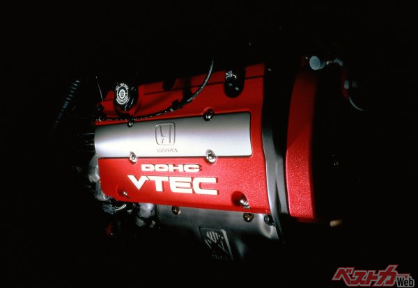 2.2LのH22A型エンジンは、最高出力220ps/7200rpm、最大トルク221Nm（22.5kgm）/6700rpmという動力性能を発揮。赤いヘッドカバーも特別なクルマの証だ