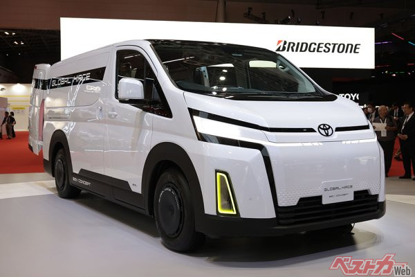2023年秋のジャパンモビリティショーで公開されたハイエースBEVのコンセプトカー。インテリアも未来的なものとなっており、新時代の商用車を実感させた