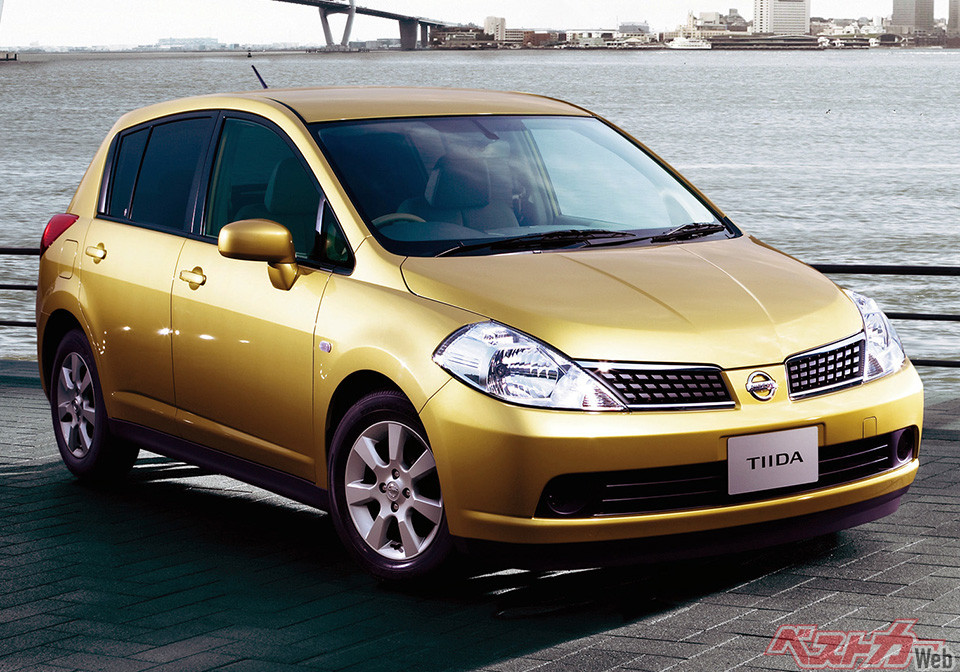 日産 ティーダ(2004-2012年)。小型車でもチープに感じさせない気概がデザインにも表われていた