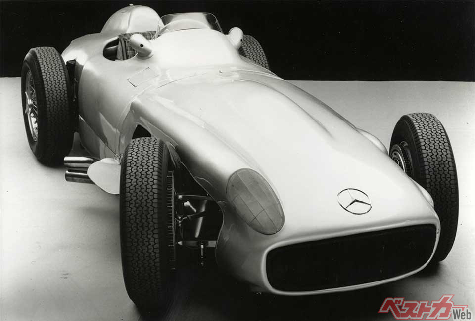 W196。スターリング・モスは1954年、マゼラティに乗り、1955年にメルツェデスに移籍。ファン・マヌエル・ファンジオに次ぐシートを与えられ、W196をドライブ。地元イギリスGPでポールトゥーウインを飾り、F1初優勝。ランキングも2位を記録した