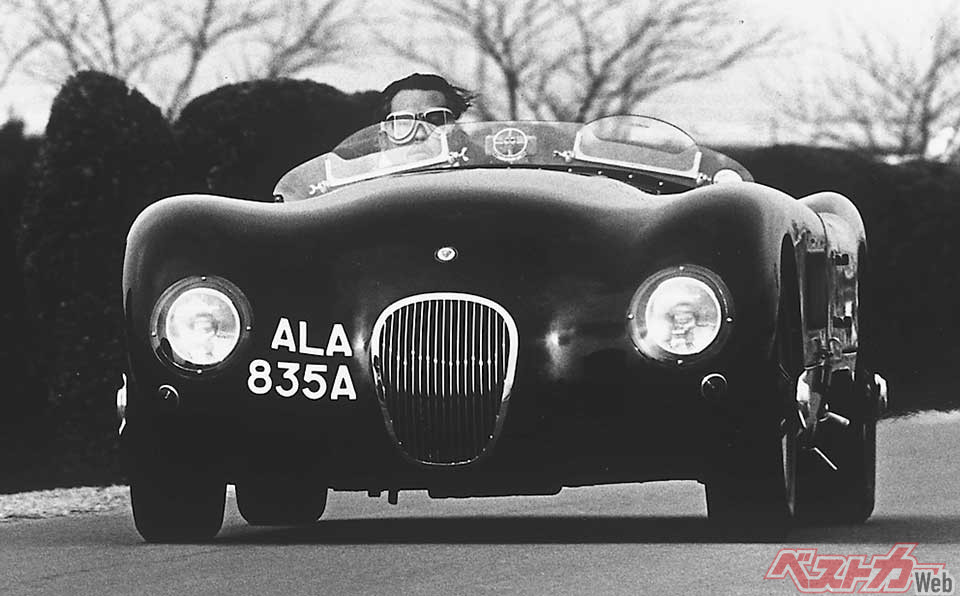 1951年と1953年のル・マンに勝利した伝説のレーシングカー。チューブラーフレームにアルミボディをのせ、直列6気筒DOHCエンジンを搭載し、前輪に初のディスクブレーキを採用した。写真でドライブするのは徳さんだ