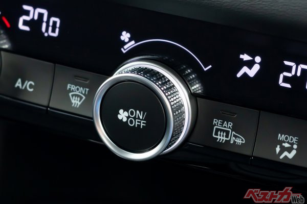 扇形のアイコン(FRONT)がデフロスターで、四角のアイコン(REAR)がデフォッガー(Adobe Stock_あんみつ姫)