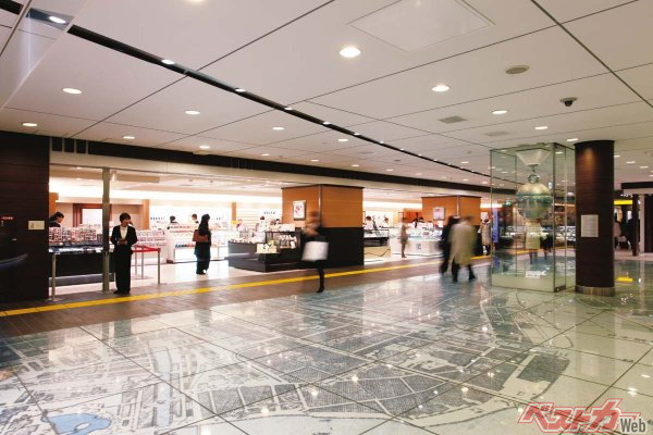東京駅改札内の待ち合わせとしておなじみの 「銀の鈴」。東海道新幹線中央のりかえ口右手の階段から地下に降りた真裏がここ。周辺にはお土産に最適な店がズラリと並ぶ