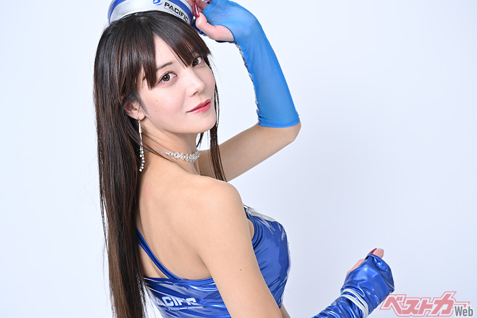 ACIFIC RACING TEAM 2023 Pacific fairiesを務めるレースクイーン 水神きき。掲載写真をセレクトしていても、クールな表情と笑顔のギャップに驚いてしまう